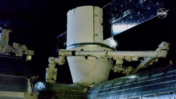 La cápsula Dragon con el nanosatélite mexicano AztechSat-1 en su interior se acopla a la EEI - Sputnik Mundo