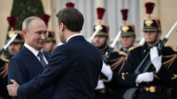 El presidente ruso, Vladímir Putin con su homólogo francés, Emmanuel Macron en la Cumbre del Cuarteto de Normandía en París - Sputnik Mundo