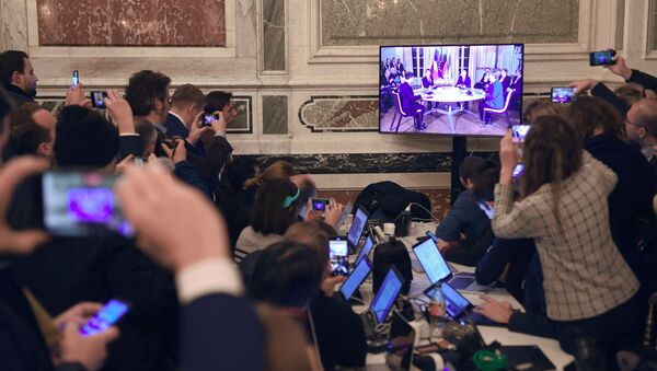Los periodistas siguen la cumbre de Normandía en París - Sputnik Mundo