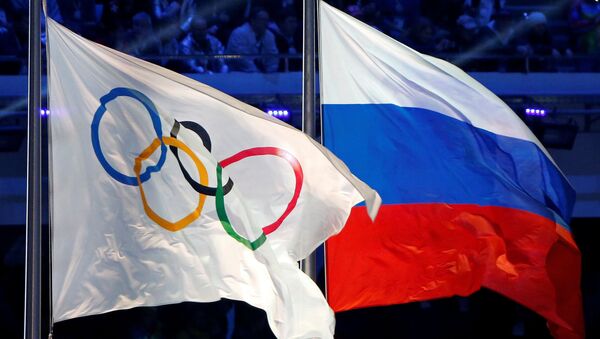 La bandera Olímpica y la de Rusia (archivo) - Sputnik Mundo