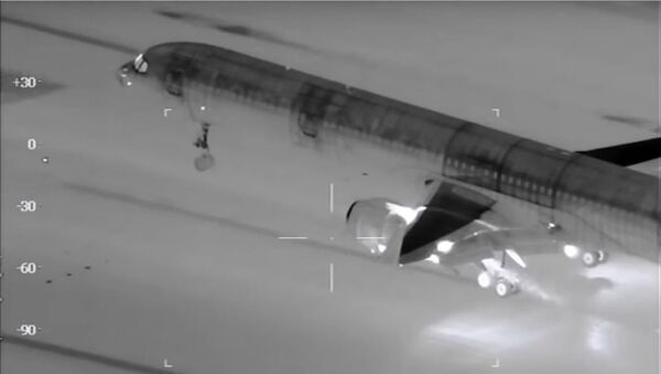 Aterrizaje de un avión visto por una cámara térmica - Sputnik Mundo