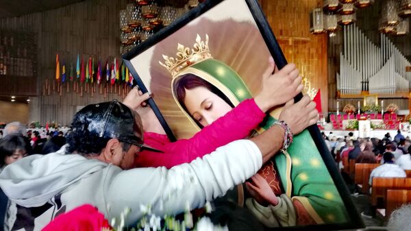 Peregrinos y danzantes: México celebra el día de la Virgen de Guadalupe - Sputnik Mundo