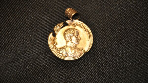 Un medallón con la imagen de Napoleón Bonaparte - Sputnik Mundo