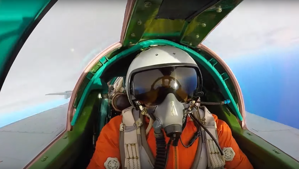 Un piloto participa de maniobras con un MiG-31BM en Kamchatka - Sputnik Mundo