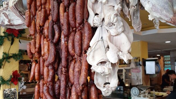 Productos típicos que el turista puede encontrar en El Junquito: chorizo al estilo español y carne de cerdo y res - Sputnik Mundo