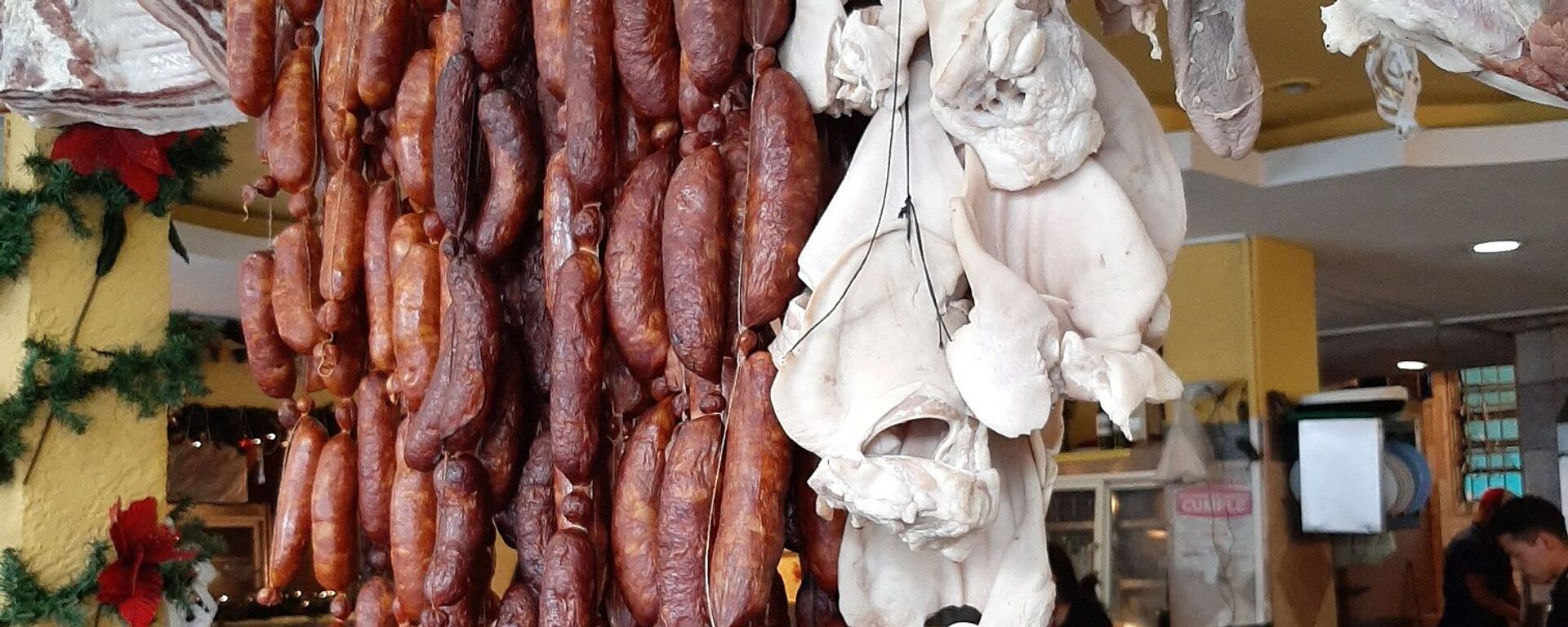 Productos típicos que el turista puede encontrar en El Junquito: chorizo al estilo español y carne de cerdo y res - Sputnik Mundo, 1920, 17.07.2021