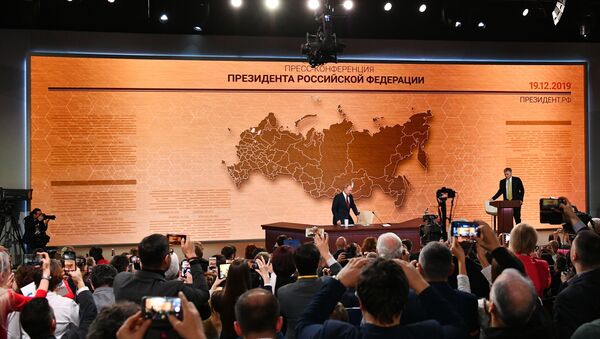 Vladímir Putin durante la gran rueda de prensa 2019 - Sputnik Mundo