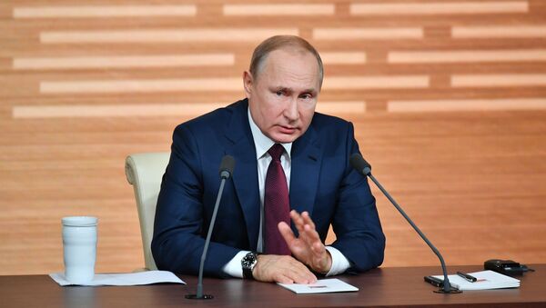 El presidente ruso, Vladímir Putin, responde las preguntas durante la gran rueda de prensa 2019 - Sputnik Mundo