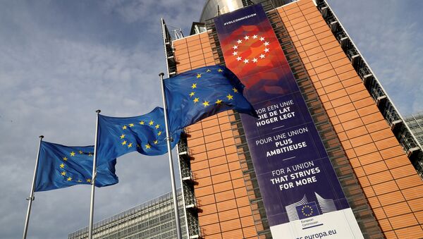 Banderas de la UE en frente de la sede de la Comisión Europea en Bruselas - Sputnik Mundo