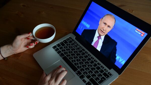 La transmisión de la línea directa de Vladímir Putin, vista desde una computadora - Sputnik Mundo