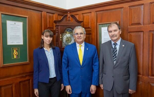 Nikolái Frolov (i) con el rector de la Universidad UTE, Ricardo Hidalgo Ottolenghi - Sputnik Mundo