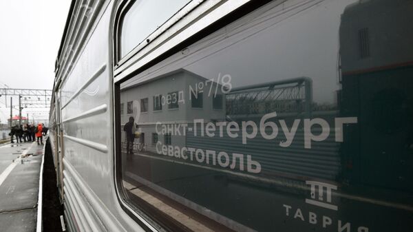 Tren de pasajeros San Petersburgo-Sebastopol que pasará por el puente de Crimea - Sputnik Mundo