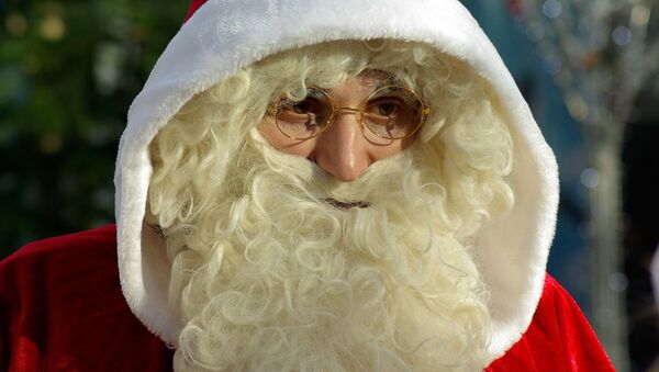 Un hombre disfrazado de Papá Noel. Imagen referencial - Sputnik Mundo
