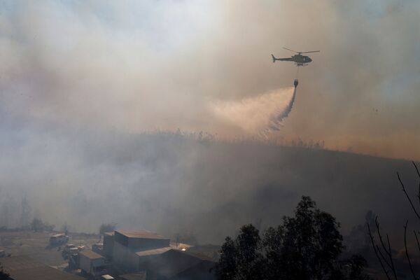 Navidad en llamas: terribles incendios obligan a los residentes de Valparaíso a dejar sus casas - Sputnik Mundo