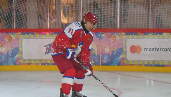Así juega Putin al hockey en medio de la Plaza Roja - Sputnik Mundo