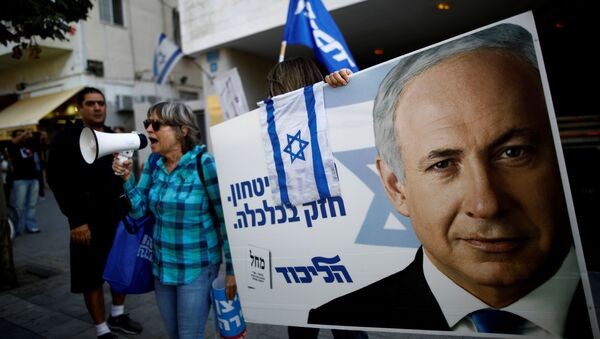 Un cartel con el rostro de Benjamín Netanyahu, el primer ministro de israel - Sputnik Mundo