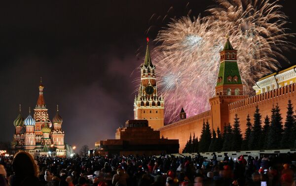 Los fuegos artificiales en la Plaza Roja la madrugada del 1 de enero - Sputnik Mundo