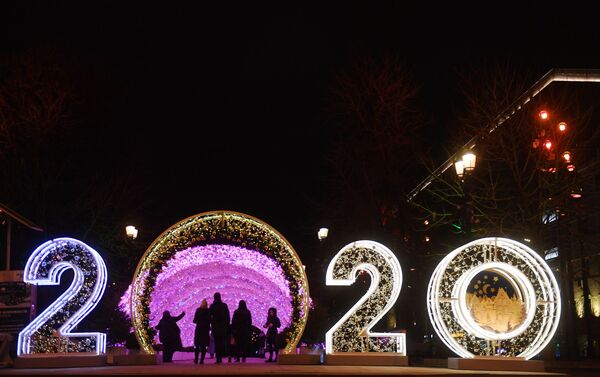 Enormes instalaciones con el número 2020 pueden ser vistas en diversos parques y plazas moscovitas - Sputnik Mundo