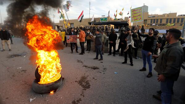 Manifestantes cerca de la Embajada de EEUU en Bagdad - Sputnik Mundo