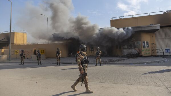 Militares iraquíes frente a la embajada de EEUU en Bagdad - Sputnik Mundo