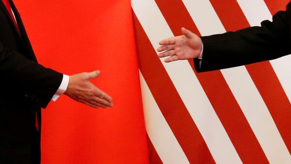 El presidente de Estados Unidos, Donald Trump, y el presidente de China, Xi Jinping, se dan la mano - Sputnik Mundo