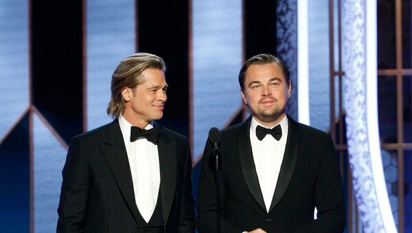 Los actores Brad Pitt y Leonardo DiCaprio en el escenario de los Globos de Oro - Sputnik Mundo