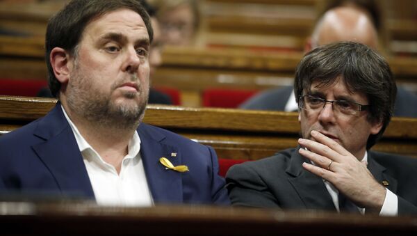 El expresidente catalán Carles Puigdemont y el exvicepresidente Oriol Junqueras - Sputnik Mundo