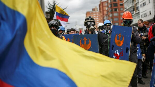Demonstrantes con la bandera de Colombia - Sputnik Mundo