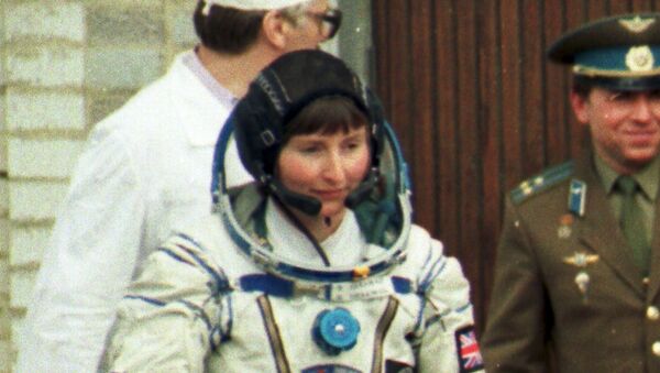 La astronauta británica Helen Sharman camina hacia la nave espacial Soyuz TM-12 - Sputnik Mundo