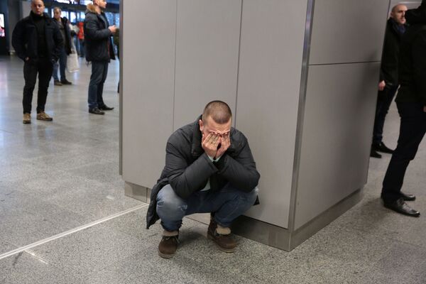 La reacción de uno de los familiares de las víctimas mortales de la catástrofe aérea en el aeropuerto de Boryspil - Sputnik Mundo
