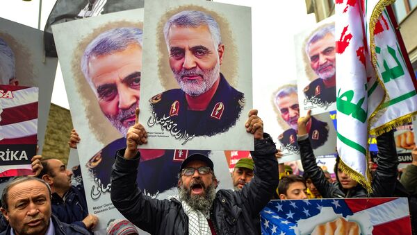 Activistas con el retrato del general iraní Qasem Soleimani tras la tensión entre EEUU e Irán - Sputnik Mundo
