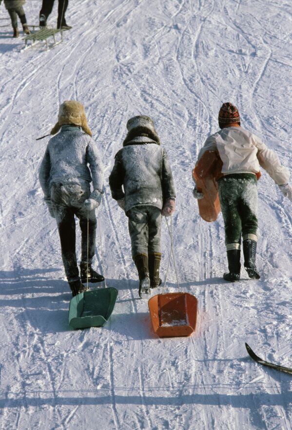 Sin videojuegos, pero con patines y trineos: vacaciones de invierno en la URSS - Sputnik Mundo