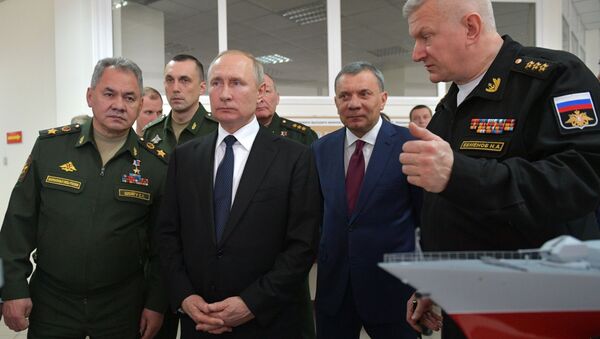 Vladímir Putin, presidente de Rusia, visita la Academia Naval Najímov en Sebastopol - Sputnik Mundo