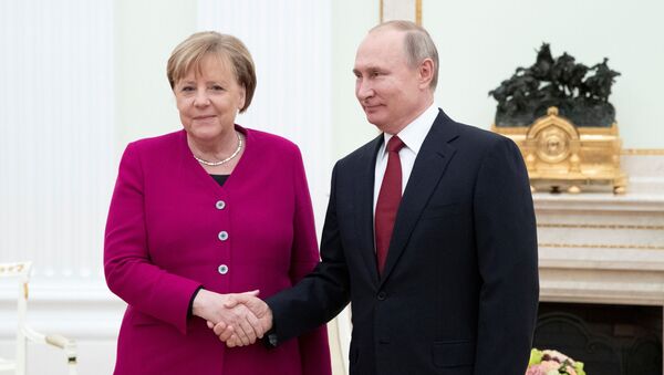 La canciller de Alemania, Angela Merkel, y el presidente de Rusia, Vladímir Putin  - Sputnik Mundo