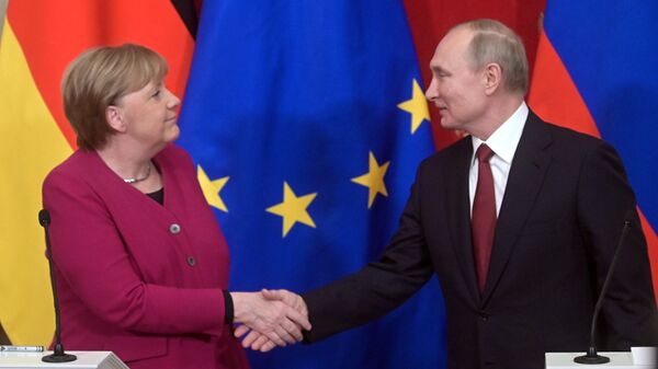 La canciller alemana, Angela Merkel, estrecha la mano del presidente ruso, Vladímir Putin - Sputnik Mundo