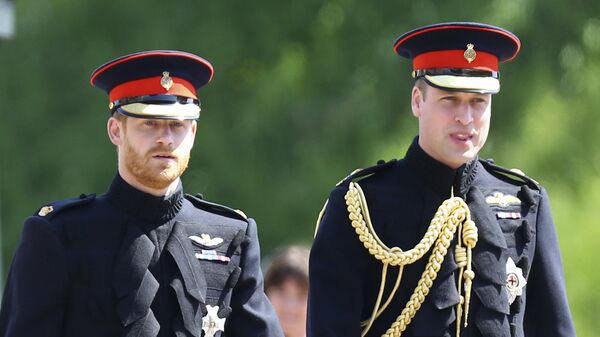 El príncipe William y el príncipe Harry en la boda de William con Kate Middleton  - Sputnik Mundo