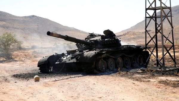 Un tanque destruido del Ejército Nacional Libio - Sputnik Mundo