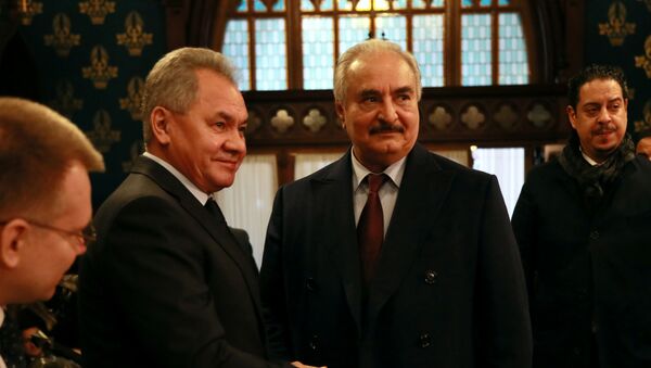 El ministro de Defensa ruso, Serguéi Shoigú, y el comandante del Ejército Nacional de Libia, Jalifa Haftar - Sputnik Mundo