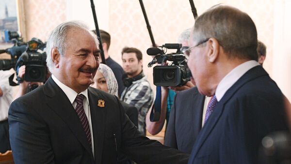 El ministro de Exteriores ruso, Serguéi Lavrov, y el comandante del Ejército Nacional Libio, Jalifa Haftar - Sputnik Mundo
