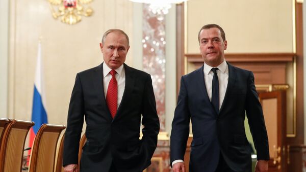 El presidente ruso, Vladímir Putin, y el primer ministro, Dmitri Medvédev - Sputnik Mundo