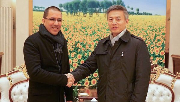 El canciller venezolano Jorge Arreaza es recibido por Chen Luning, consejero del Departamento de América Latina y el Caribe de la Cancillería china - Sputnik Mundo