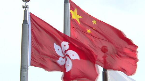 Banderas de Hong Kong y China - Sputnik Mundo