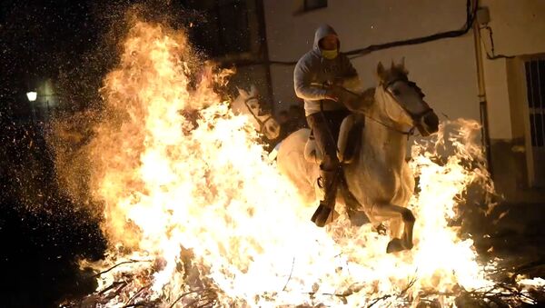 Jinetes cabalgan a través del fuego en la fiesta de las Luminarias - Sputnik Mundo
