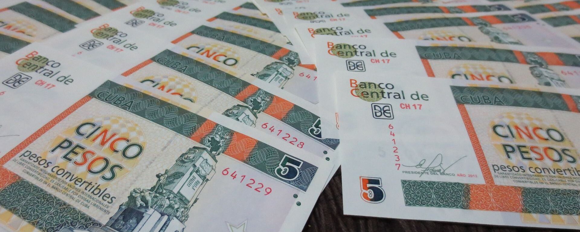 Billetes de pesos cubanos convertibles - imagen referencial - Sputnik Mundo, 1920, 15.03.2021