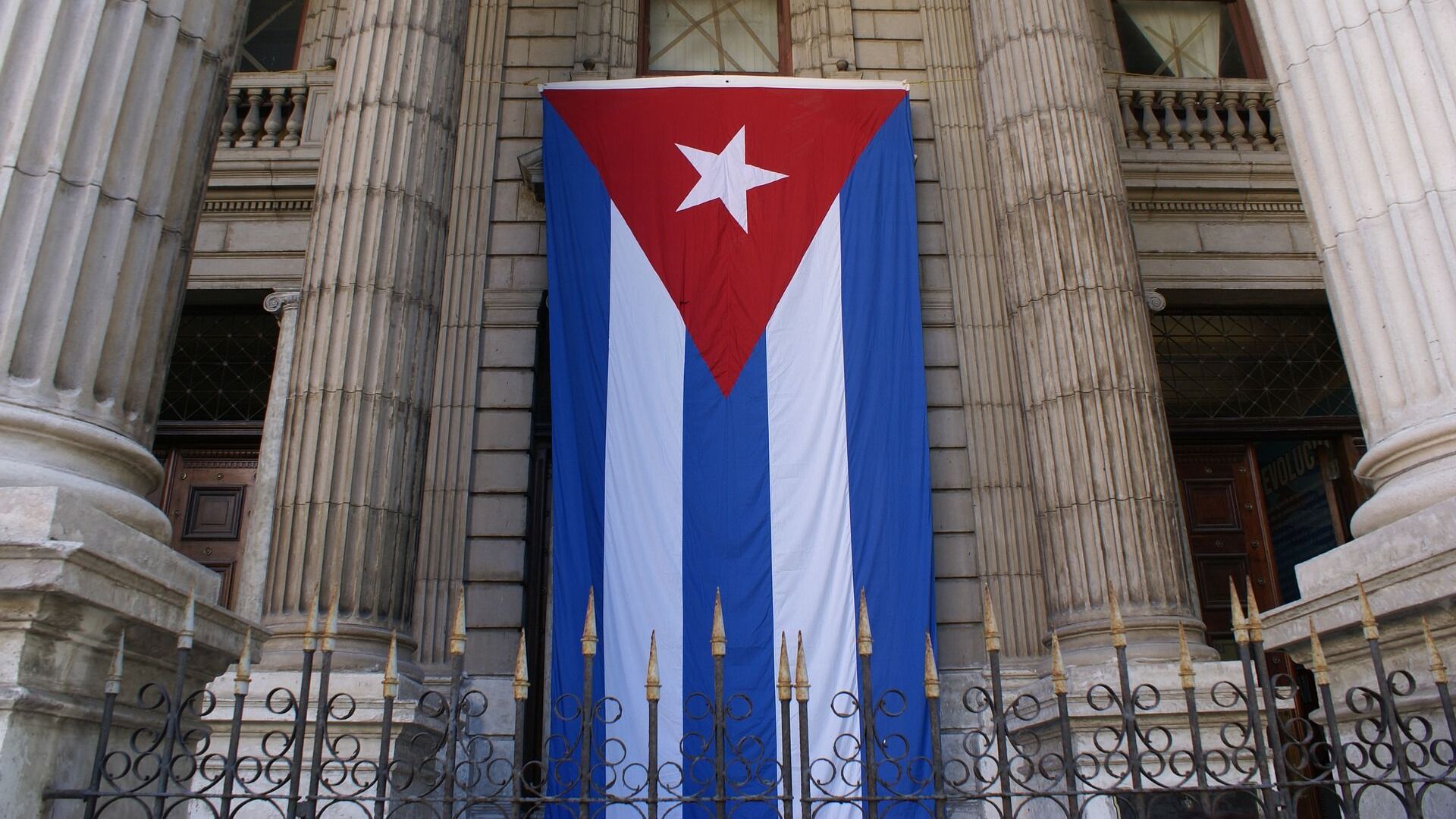 Bandera de Cuba en edificio del Ministerio de Finanzas y Precios (imagen referencial) - Sputnik Mundo, 1920, 13.12.2021