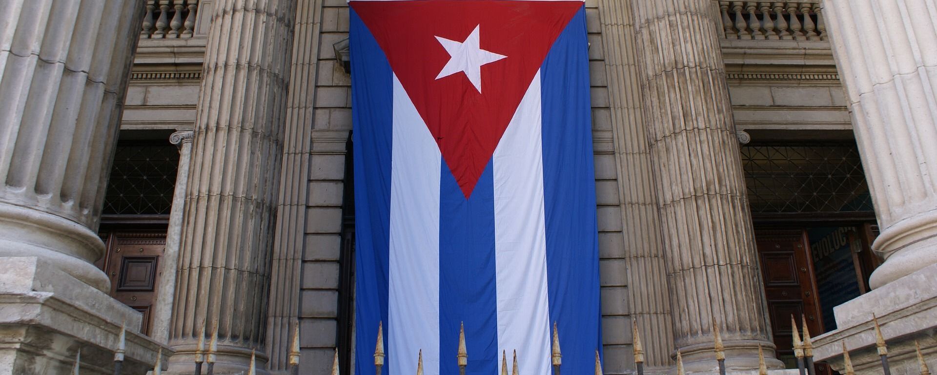Bandera de Cuba en edificio del Ministerio de Finanzas y Precios (imagen referencial) - Sputnik Mundo, 1920, 13.12.2021
