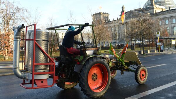Activistas climáticos y agricultores protestan en Berlín - Sputnik Mundo