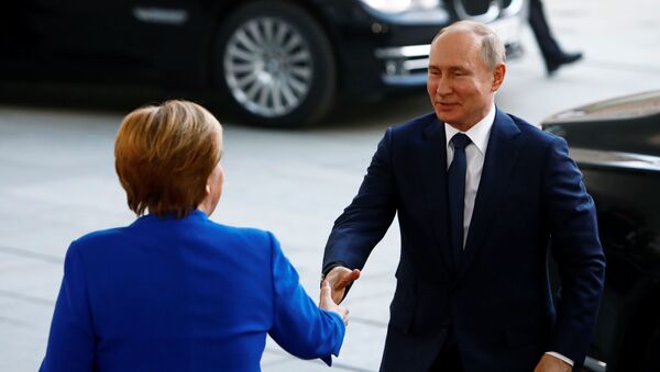 La canciller alemana, Angela Merkel, y el presidente de Rusia, Vladímir Putin, en Berlín - Sputnik Mundo