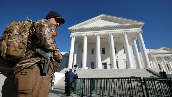 Un activista a favor de las armas lleva su pistola a las afueras del Capitolio del Estado de Virginia  - Sputnik Mundo