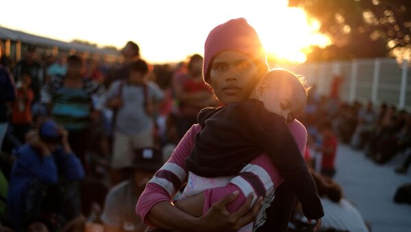 Caravana de migrantes en la frontera entre Guatemala y México - Sputnik Mundo